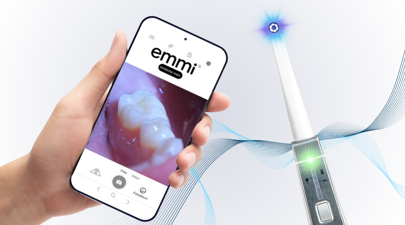•	Smartphone zeigt Zahnpflege-App im Badezimmer mit emmi-dent Platinum CAM