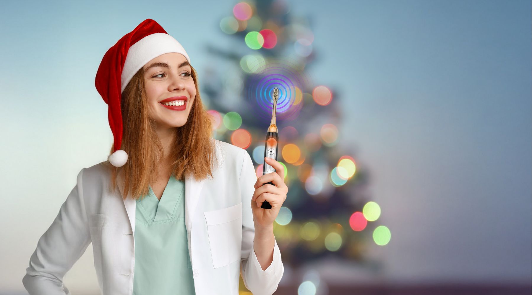 Frau im Medizinkittel hält Ultraschallzahnbürste in der Hand